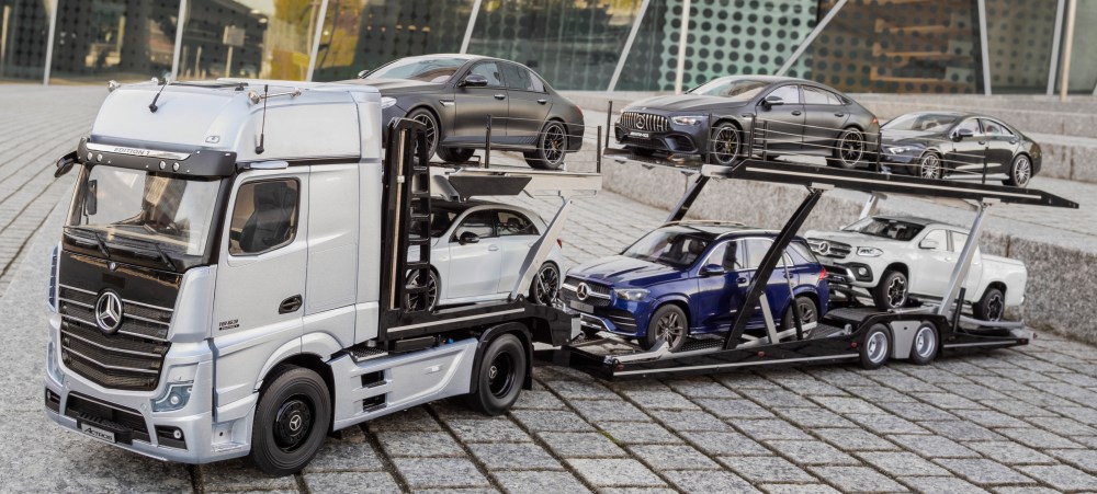 Mercedes-Benz Modellautos: Der neue Actros mit Auflieger. Gigant im Kleinformat: Der erste Autotransporter mit Actros im Maßstab 1:18Mercedes-Benz model cars: new Actros tractor with semitrailerMercedes-Benz model cars: new Actros tractor with semitrail