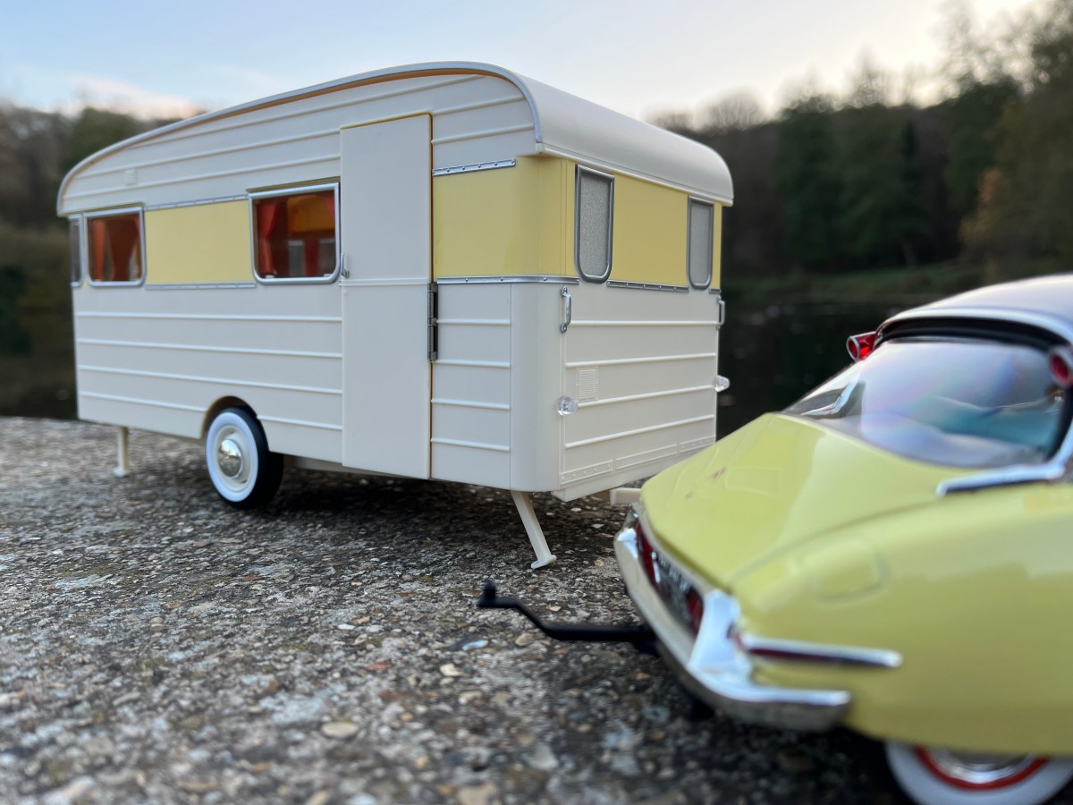 Caravane Digue Panoramic 14 & Citroën DS 19 – Norev